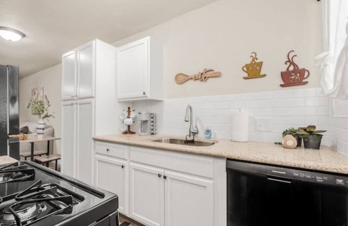 Fig Garden Apartment | Fresno Apt| 1/1 | Parking|Next to Gazebo Gardens!