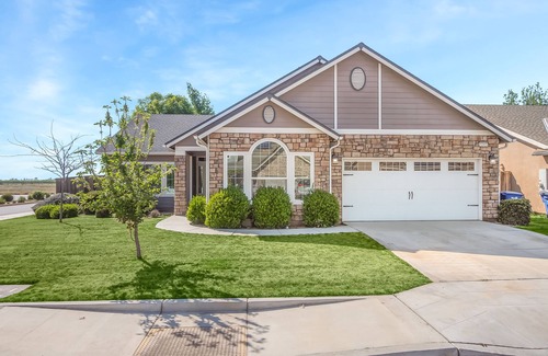 Fresno House | Fresno House| Game Room|Kitchen| 3/2: 2 Car Garage