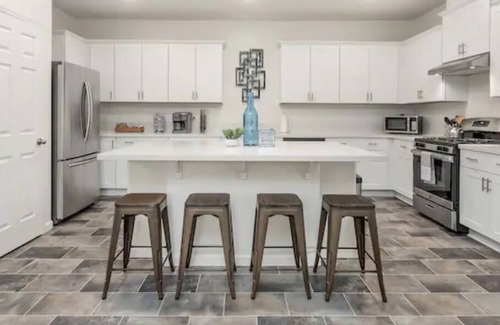 Roosevelt House | Fresno House | Long-term | 3:2+1:1 | Master Suite!