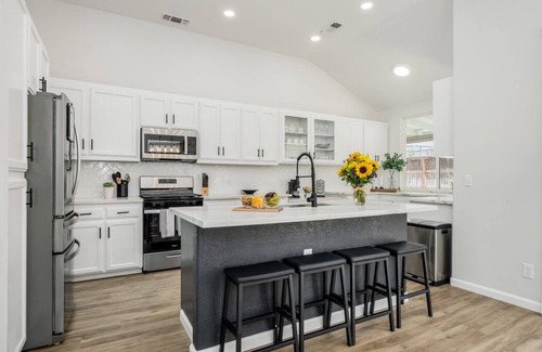 Fresno House | Fresno House , Pool , BBQ , Firepit , Garage , 3BD/2BTH