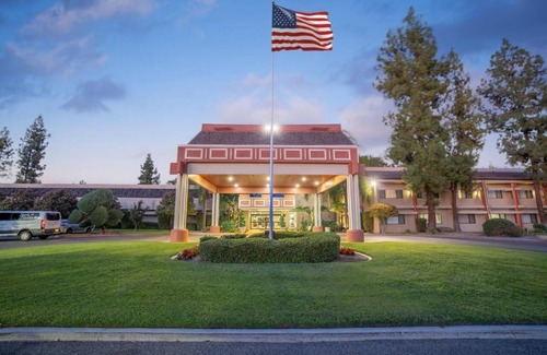 Raisin Hotel | Fresno Travel Base – Minutes from Airport w/Easy Access to Dining & Highways