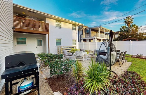 Del Mar Apartment | Frida Unit #2. Charming 2-bedroom apartment in delightful Corpus Christi.