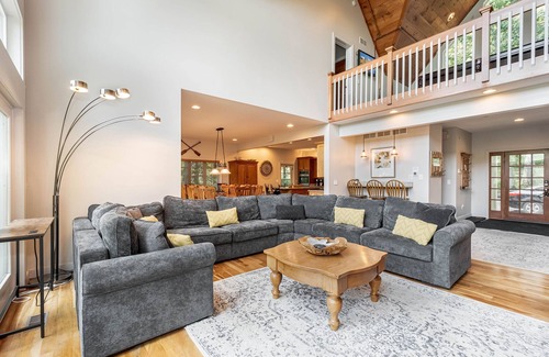 Oakland House | Friday's Escape | 5 Master Suites! Stunning Lakefront + Hot Tub