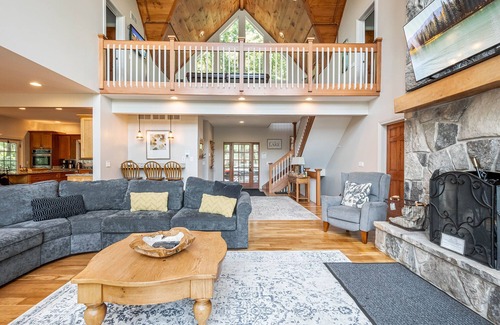 Oakland House | Friday's Escape | 5 Master Suites! Stunning Lakefront + Hot Tub
