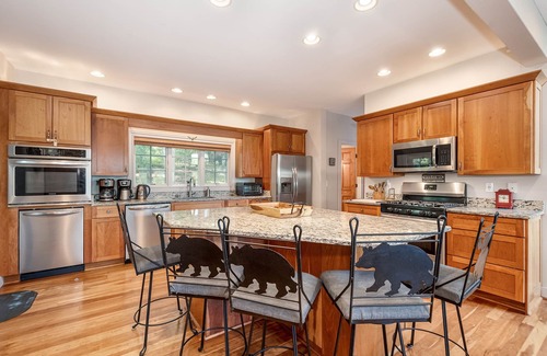 Oakland House | Friday's Escape | 5 Master Suites! Stunning Lakefront + Hot Tub