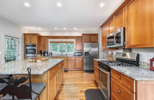 Oakland House | Friday's Escape | 5 Master Suites! Stunning Lakefront + Hot Tub