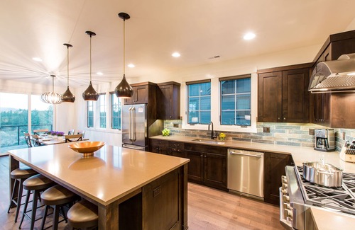 Bend House | Friendcation in Bend ~ hot tub ~ bunk beds ~ resort pool + amenities ~ golf ~🐶