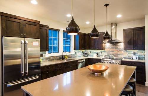 Bend House | Friendcation in Bend ~ hot tub ~ bunk beds ~ resort pool + amenities ~ golf ~🐶
