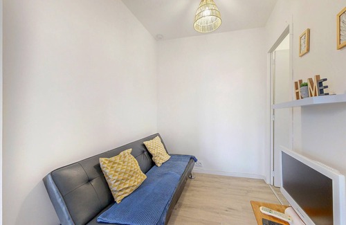 Ecartelee-Bonabry-Orieres-Paron Apartment | Friendly and functional apartment in the heart of the town of Fougeres.