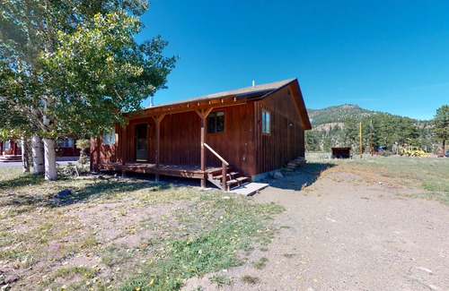 Ponderosa Pines Cabin | Friendly cabin with WiFi & wood-burning stove - one mile from the Rio Grande