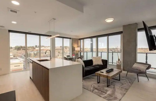 Sunnyside Condo | *Friendly* City Suite in Kensington *2bed+2Bath*