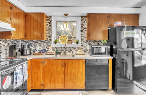 Bristol House | Friends & Family Retreat in Charming 4-bedroom House. Pet-Friendly!