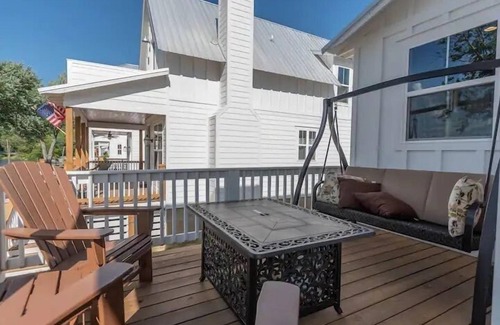 Guntersville House | Friends Gather Here at River Rocks Plantation