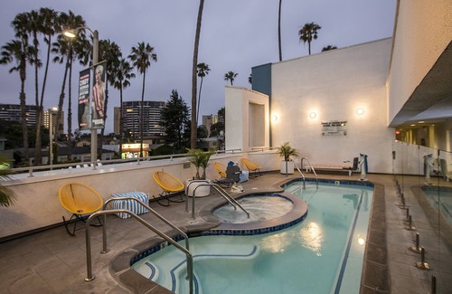 Venice Hotel | Friends Getaway! Swimming Pool, Short Distance from Abbot Kinney Boulevard!