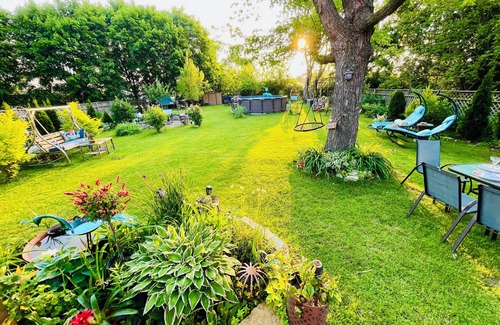 Wasco House | Friends-Inspired 3 BDR Escape Vintage Vibes & Private Garden Near Chicago