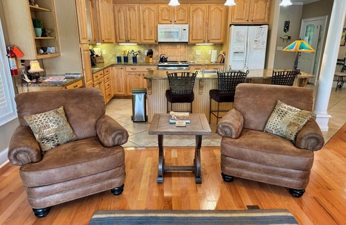 Maryland House | Friendship Lodge Total package lake house, tasteful décor, magnificent lakeview