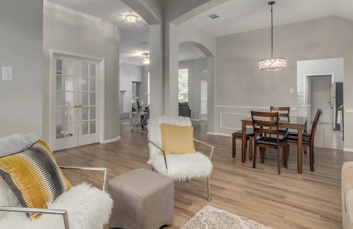 Frisco House | Frisco Spacious & Cozy Bling Home by Aya