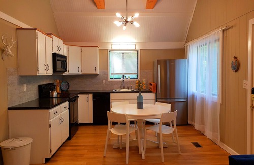 Thornhurst House | From $49/night - 1400sf self-checkin 3bd Modern Chalet