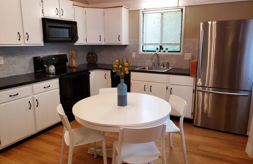 Thornhurst House | From $49/night - 1400sf self-checkin 3bd Modern Chalet