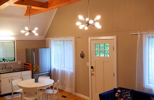 Thornhurst House | From $49/night - 1400sf self-checkin 3bd Modern Chalet