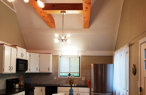 Thornhurst House | From $49/night - 1400sf self-checkin 3bd Modern Chalet