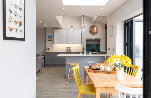 Rhosneigr House | Fronallt : Charming Pet-Friendly Home Near Rhosneigr Beach | Managed by Anglesey Holiday Lettings