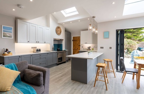 Rhosneigr House | Fronallt : Charming Pet-Friendly Home Near Rhosneigr Beach | Managed by Anglesey Holiday Lettings