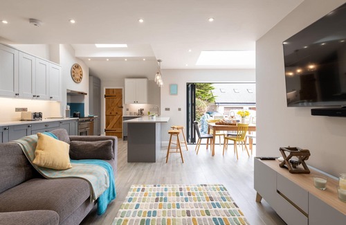 Rhosneigr House | Fronallt : Charming Pet-Friendly Home Near Rhosneigr Beach | Managed by Anglesey Holiday Lettings