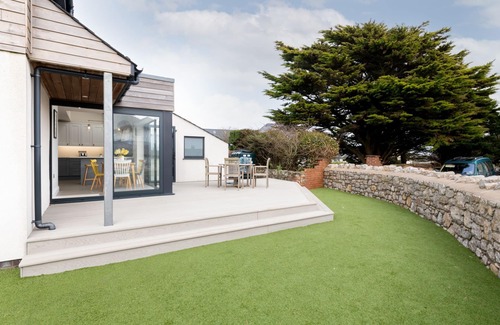 Rhosneigr House | Fronallt : Charming Pet-Friendly Home Near Rhosneigr Beach | Managed by Anglesey Holiday Lettings