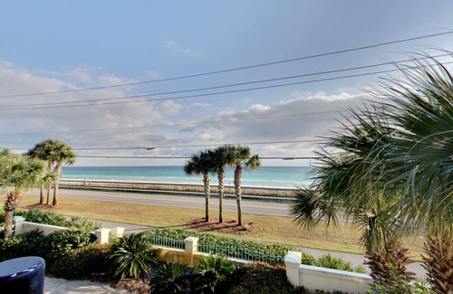 Avalon Beach Estates House | Front Row Beach House 6BR/5.5 bath private pool and private beach access.
