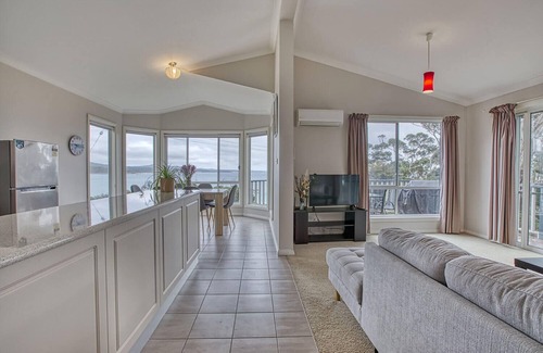 Binalong Bay House | Front Row Beachfront
