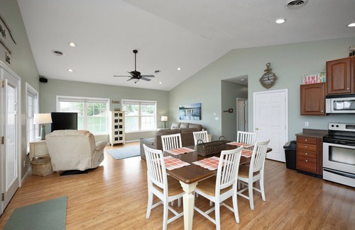 La Follette Boat Rental | FRONT ROW FLOATING HOUSE at Springs Dock Marina on Norris Lake
