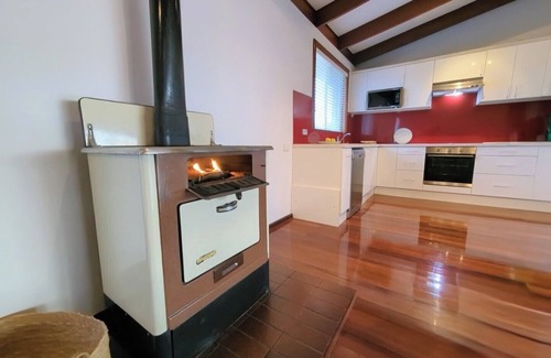 Falcon House | Front Row views and 50m from the beach. Beach House Avalon.