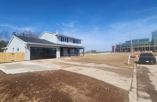 Ashwaubenon House | Front Row Views to Lambeau Field in this Spacious 4-bedroom house!