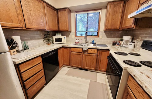 Lynden Apartment | Front Street Retreat - A cozy, 2-bedroom apartment in the heart of Lynden!