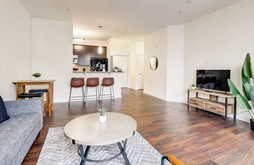 Cole-Noble District Apartment | Frontdesk | 1 BR Apt by Sailors Monument