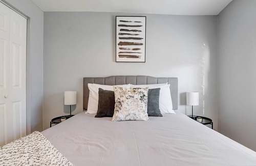 Schnitzelburg House | Frontdesk | 2 BR House near Cardinal Stadium