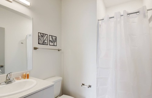 Downtown Lincoln Apartment | Frontdesk | 4 BR Apt near Pinewood Amphitheatre