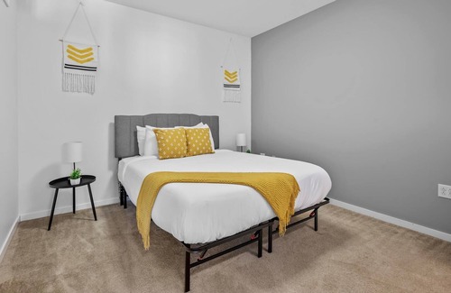 Lower Lawrenceville Apartment | Frontdesk | Beautiful 2 BR Apt near Pittsburgh Zoo