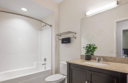 Lower Lawrenceville Apartment | Frontdesk | Beautiful 2 BR Apt near Pittsburgh Zoo