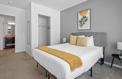 Lower Lawrenceville Apartment | Frontdesk | Beautiful 2 BR Apt near Pittsburgh Zoo