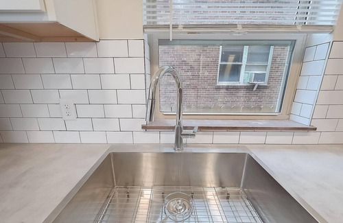 Walnut Hills Apartment | Frontdesk | Bright Studio Apt near Walnut Hills