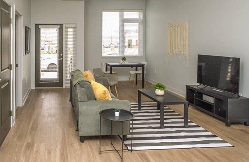 Downtown Des Moines Apartment | Frontdesk | Comfortable 2BR Near Historic District