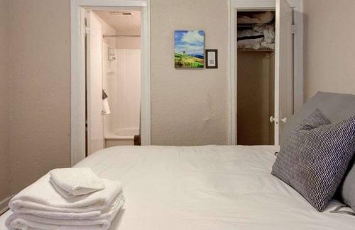 South Hyde Park Apartment | Frontdesk | Modern 1 BR Apt near Kauffman Stadium