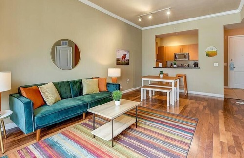 Cityplace Apartment | Frontdesk | Open and Bright 1 BR Apt near Downtown