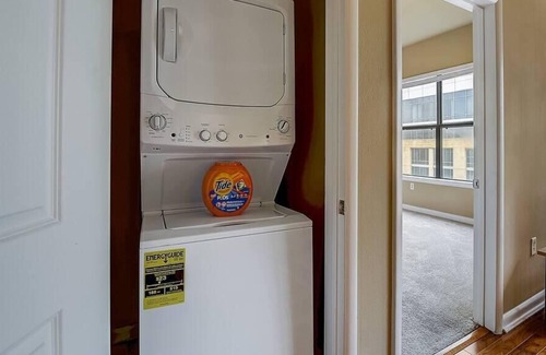 Cityplace Apartment | Frontdesk | Open and Bright 1 BR Apt near Downtown