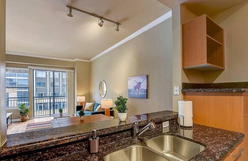 Cityplace Apartment | Frontdesk | Open and Bright 1 BR Apt near Downtown