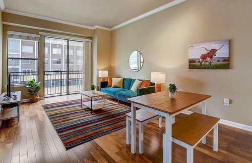 Cityplace Apartment | Frontdesk | Open and Bright 1 BR Apt near Downtown