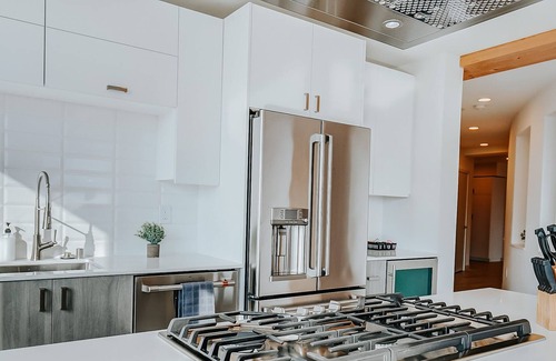 East Town Apartment | Frontdesk | Stunning 3BR w / City & Lake Views