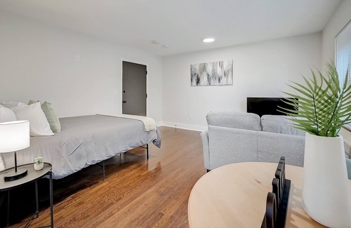 Walnut Hills Apartment | Frontdesk | Walnut Hills Studio Apt